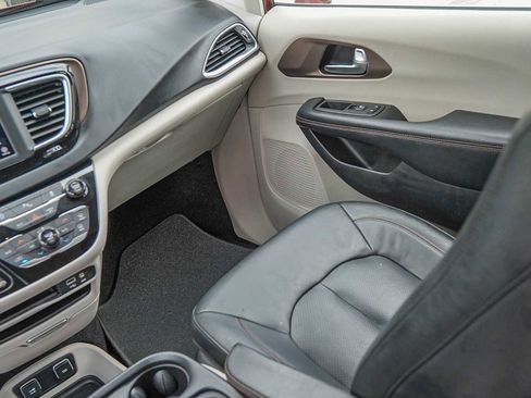 Used 2019 Chrysler Pacifica Touring-L image 25