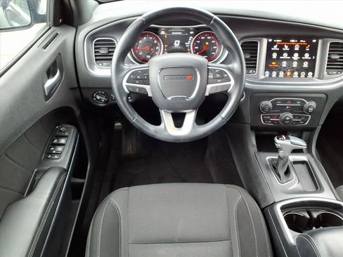 Used 2017 Dodge Charger SXT image 12