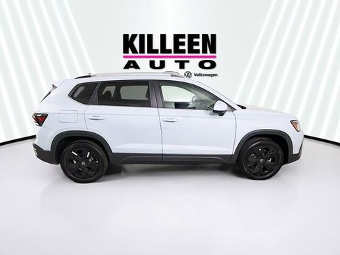 New 2026 Volkswagen Taos SE FWD image 8