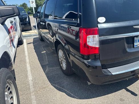 Used 2016 Chrysler Town & Country Touring-L w/ Driver Convenience Group FWD image 9