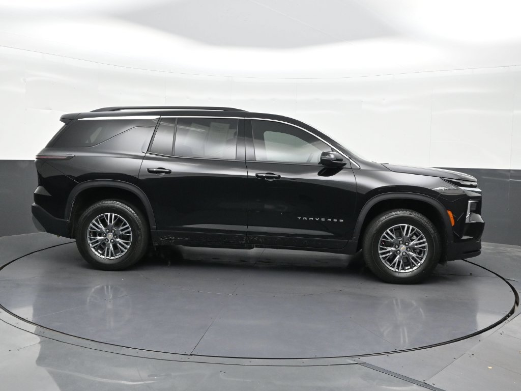 Used 2025 Chevrolet Traverse LT FWD image 7