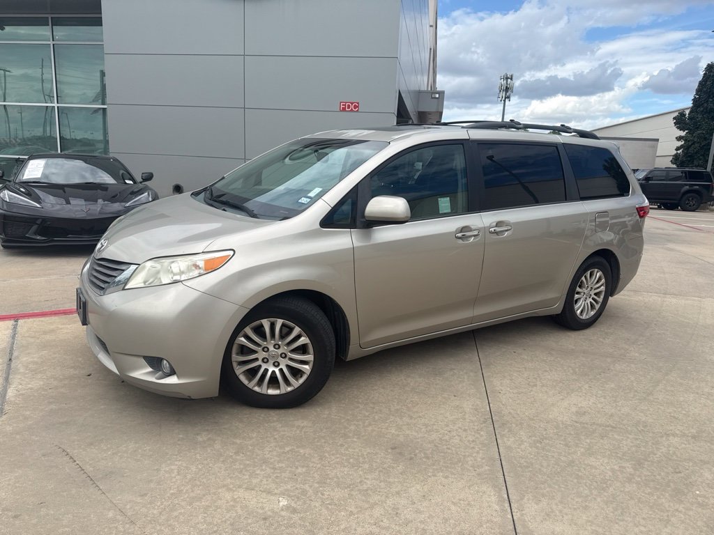 Used 2015 Toyota Sienna XLE w/ XLE Navigation Package FWD image 1