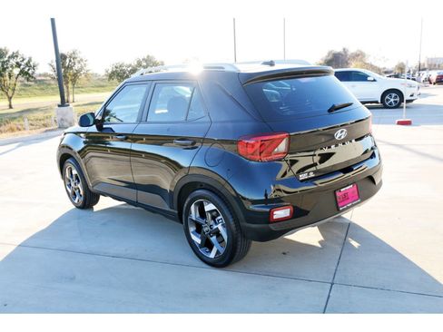 Certified 2025 Hyundai Venue SEL image 7