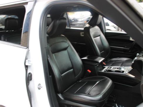 Used 2020 Ford Explorer XLT w/ Equipment Group 202A image 11