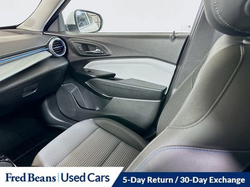 Used 2025 Chevrolet Trax LT w/ Sunroof Package image 25