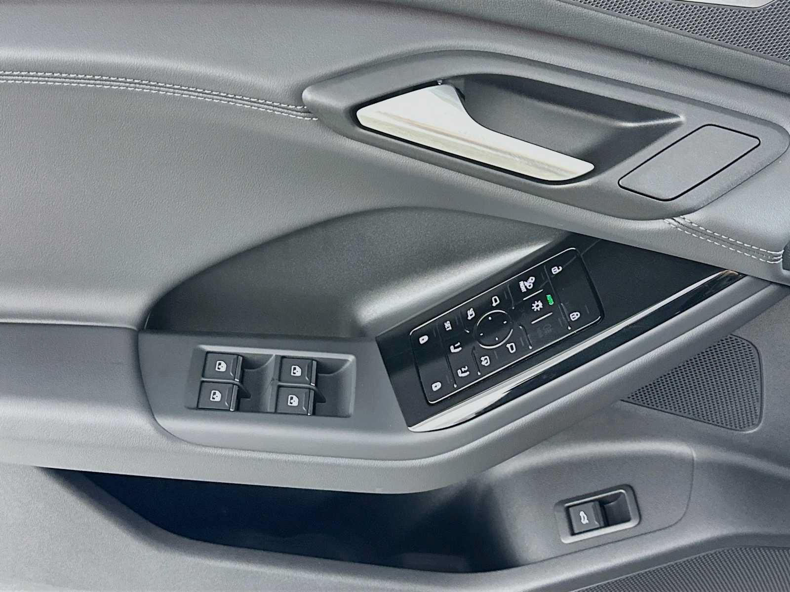 New 2027 Audi SQ6 e-tron Prestige AWD/4WD image 16
