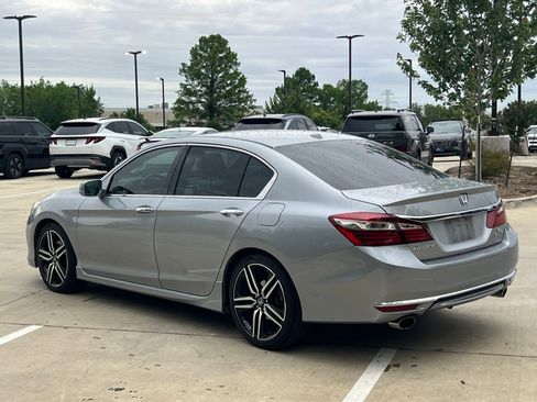 Used 2017 Honda Accord Touring image 10