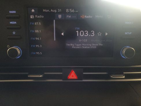 Used 2025 Hyundai Elantra SE FWD image 25