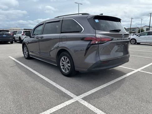 Used 2021 Toyota Sienna LE FWD image 3