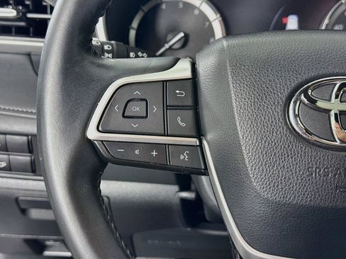 Used 2022 Toyota Highlander XSE FWD image 17