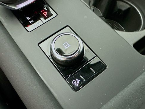 Used 2025 Land Rover Discovery Metropolitan Edition AWD/4WD image 28