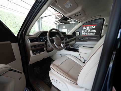 Used 2023 GMC Yukon XL Denali AWD/4WD image 8