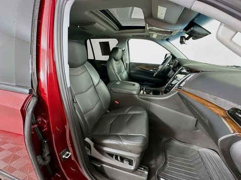 Used 2020 Cadillac Escalade Luxury w/ Escalade Sport Edition AWD/4WD image 38