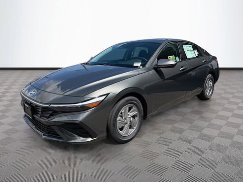New 2026 Hyundai Elantra SE FWD image 3