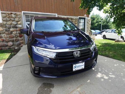 Used 2024 Honda Odyssey Touring image 3