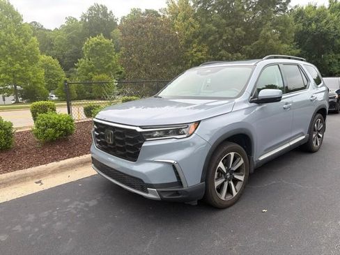 Used 2025 Honda Pilot Touring image 2