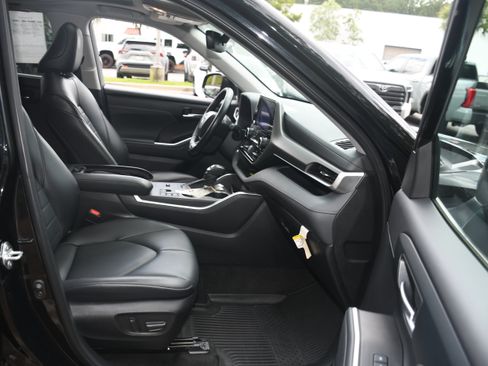 Used 2023 Toyota Highlander XLE FWD image 21