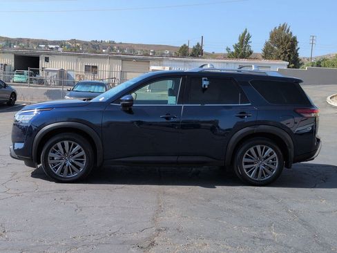 Certified 2022 Nissan Pathfinder SL w/ SL Premium Package FWD image 9