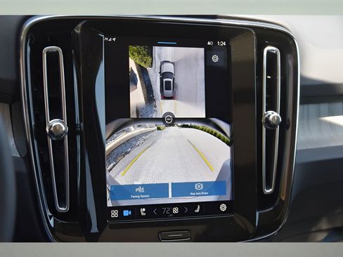 Certified 2025 Volvo XC40 B5 Plus w/ Protection Package Premier image 21