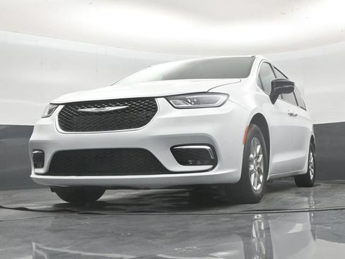 Used 2026 Chrysler Pacifica Select FWD image 51