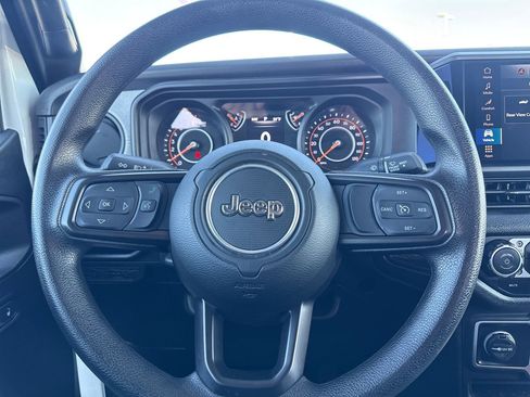 Used 2025 Jeep Gladiator Sport AWD/4WD image 17