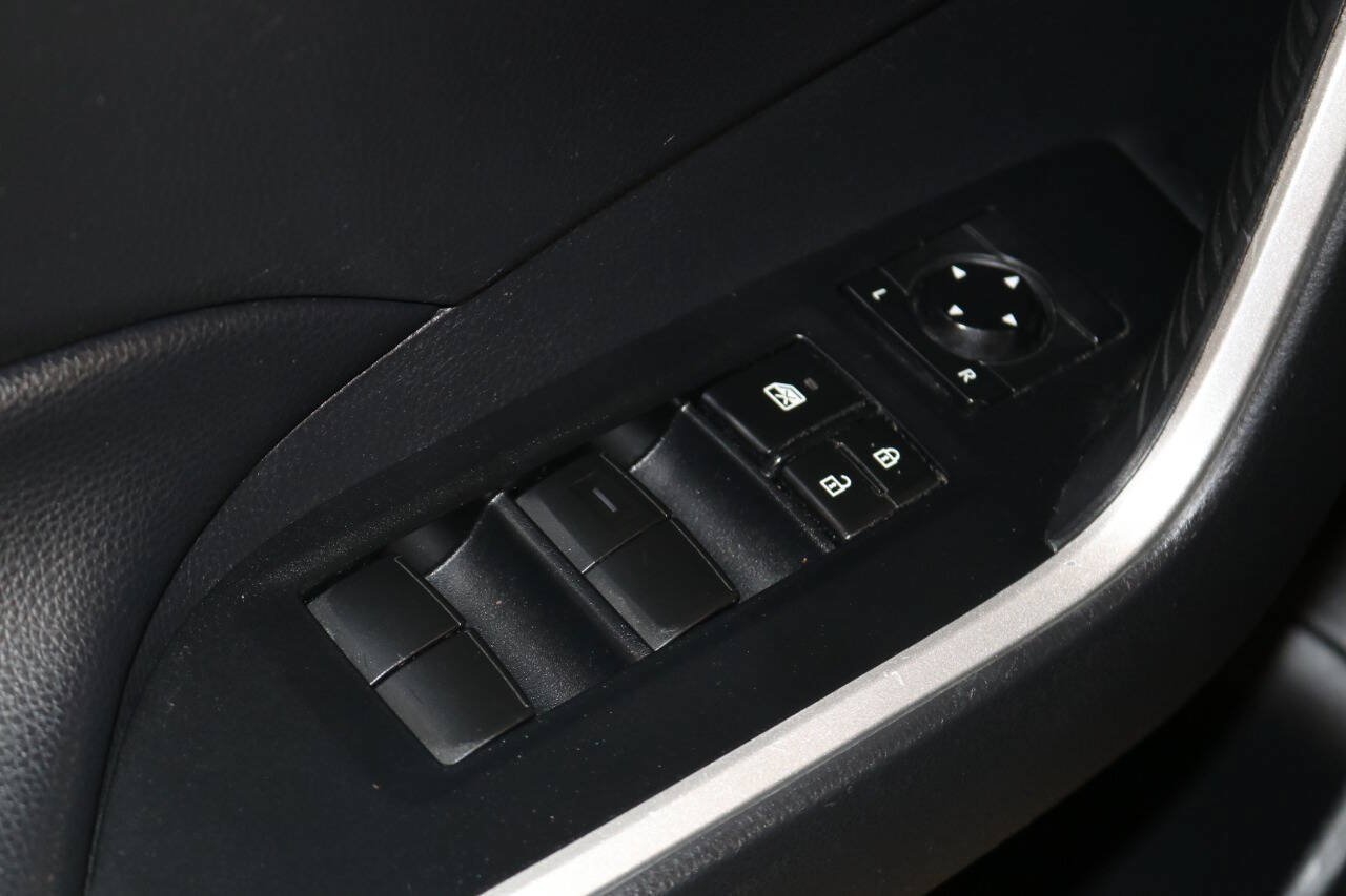 Used 2020 Toyota RAV4 LE w/ Carpet Mat Package AWD/4WD image 55