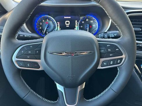 New 2026 Chrysler Pacifica Select image 21