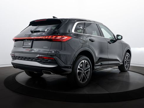 Certified 2025 Audi Q5 Premium w/ Convenience Package image 4