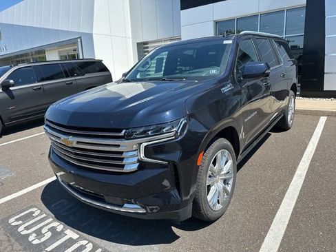 Used 2023 Chevrolet Suburban High Country w/ Premium Package 2 AWD/4WD image 3