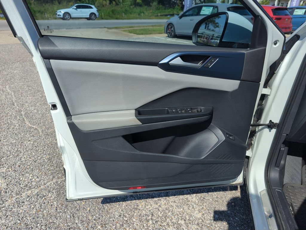 Certified 2023 Volkswagen Taos SE FWD image 18