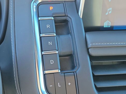 Used 2023 Chevrolet Tahoe Z71 w/ Luxury Package image 32