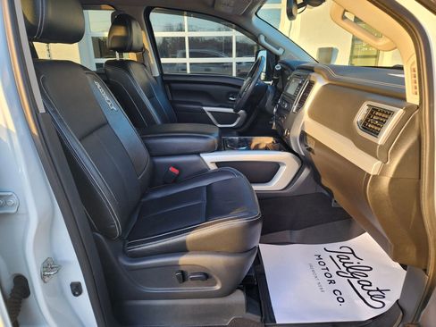 Used 2017 Nissan Titan PRO-4X w/ Pro-4x Convenience Package image 13