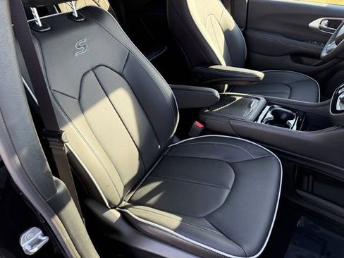 New 2026 Chrysler Pacifica Limited w/ S Appearance Package image 15
