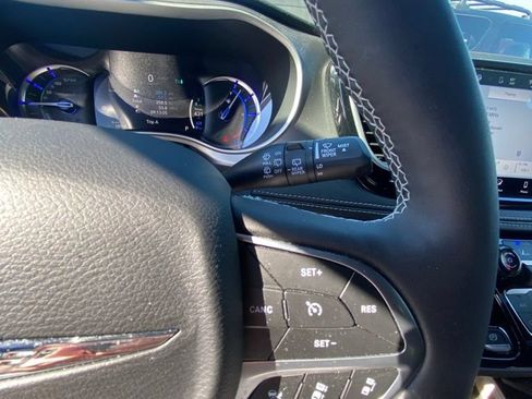 Used 2025 Chrysler Pacifica Select FWD image 32