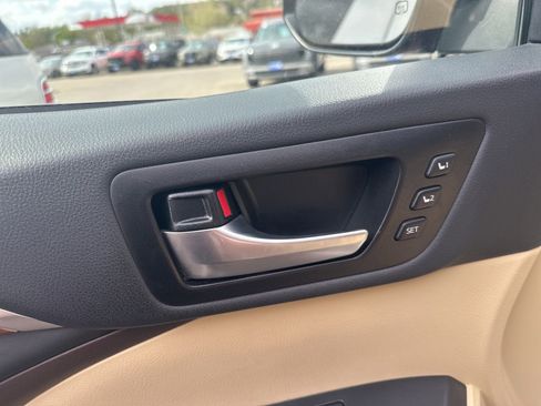 Used 2019 Toyota Highlander Limited Platinum AWD/4WD image 18