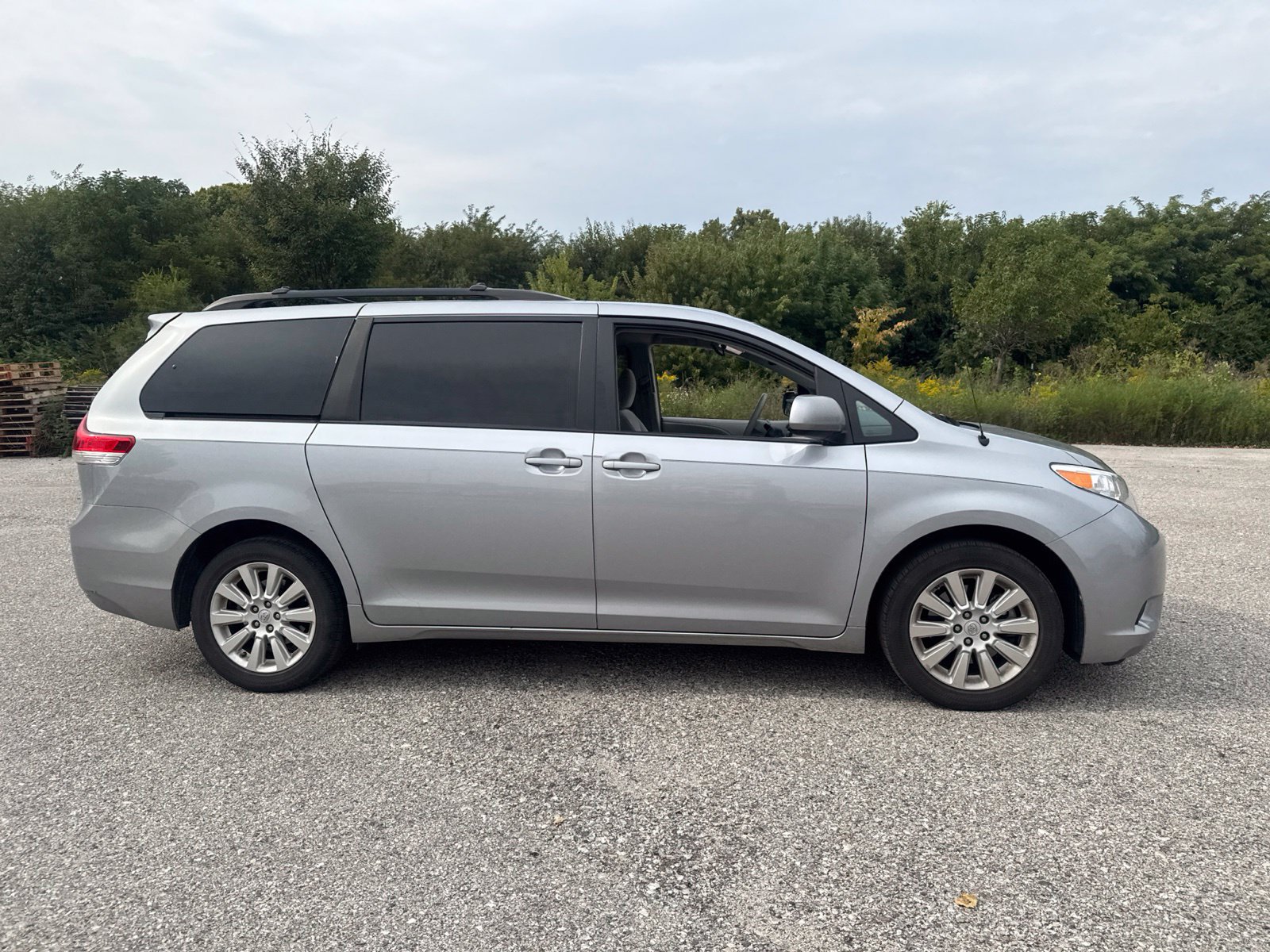Used 2012 Toyota Sienna LE w/ Towing Pkg AWD/4WD image 13