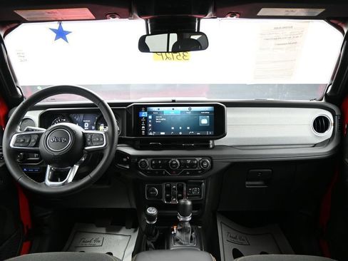 Used 2025 Jeep Wrangler Unlimited Sahara AWD/4WD image 13