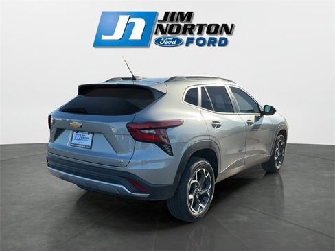 Used 2024 Chevrolet Trax LT image 3