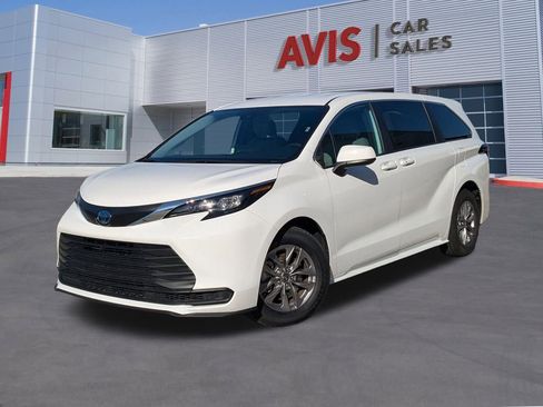 Used 2025 Toyota Sienna LE image 1