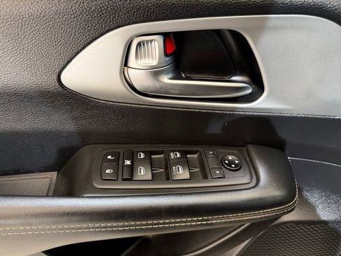 Used 2020 Chrysler Pacifica Touring w/ S Appearance Package FWD image 32