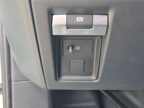 Used 2025 Land Rover Defender 130 X-Dynamic SE AWD/4WD image 16