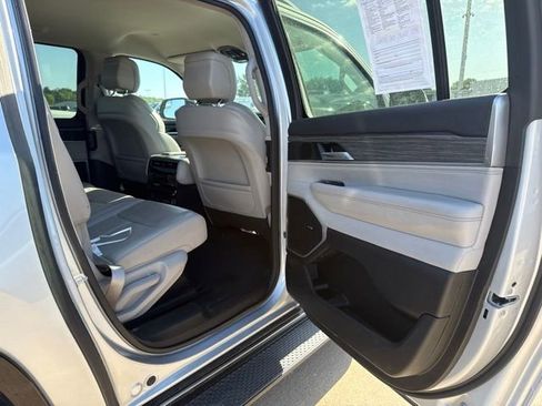 Used 2024 Jeep Wagoneer L Series II w/ Flexible Seating Group AWD/4WD image 20
