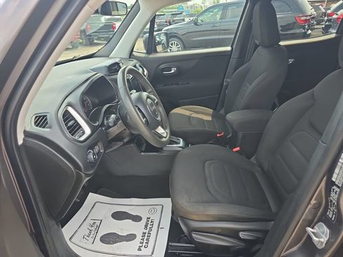 Used 2018 Jeep Renegade Latitude FWD image 18