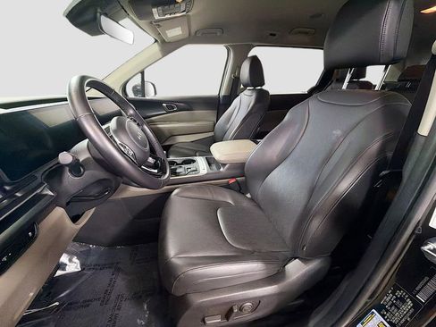 Used 2025 Kia Carnival FWD image 22