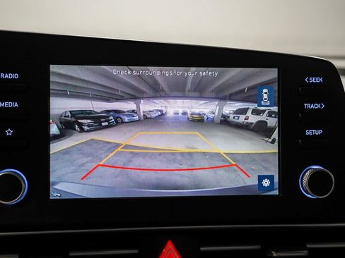 Used 2021 Hyundai Elantra SE FWD image 25