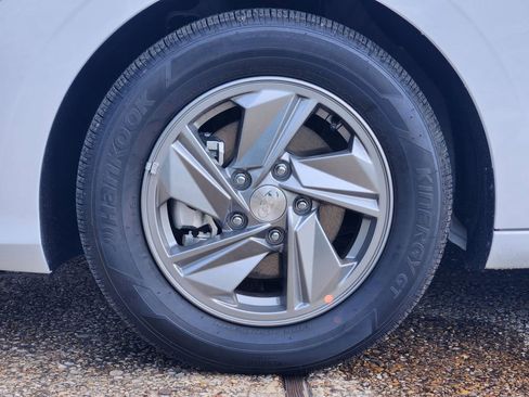 New 2026 Hyundai Elantra SE FWD image 8