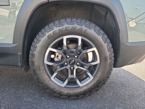 Used 2025 Chevrolet Equinox ACTIV w/ Safety and Technology Package AWD/4WD image 8