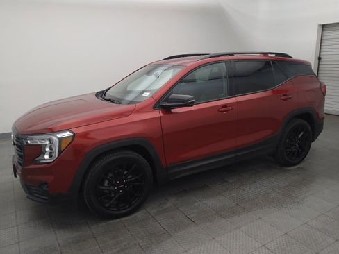 Used 2024 GMC Terrain SLT w/ Elevation Edition FWD image 2