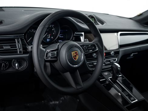 Certified 2026 Porsche Macan image 16