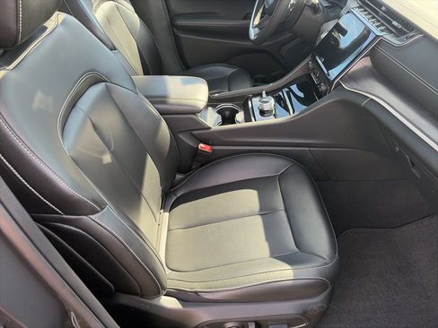 Used 2024 Jeep Grand Cherokee Limited w/ Black Appearance Package image 21